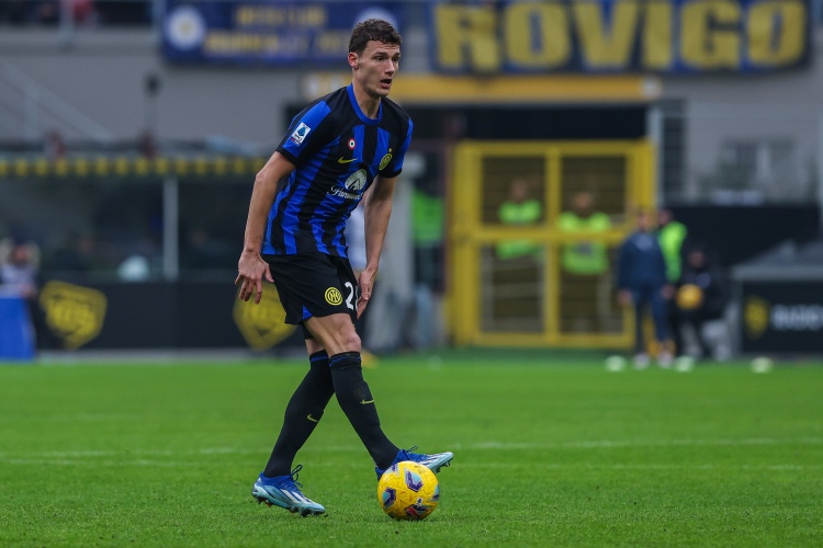 记者：里尔正尝试引进国米后卫帕瓦尔，加拉塔萨雷也对其有意